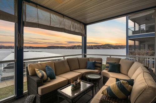 Lakefront 4BR Luxury Sleeps 13 Pool & Hot Tub