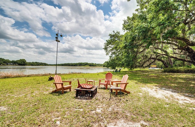 Lakefront Apt w/Canoes in Inverness!