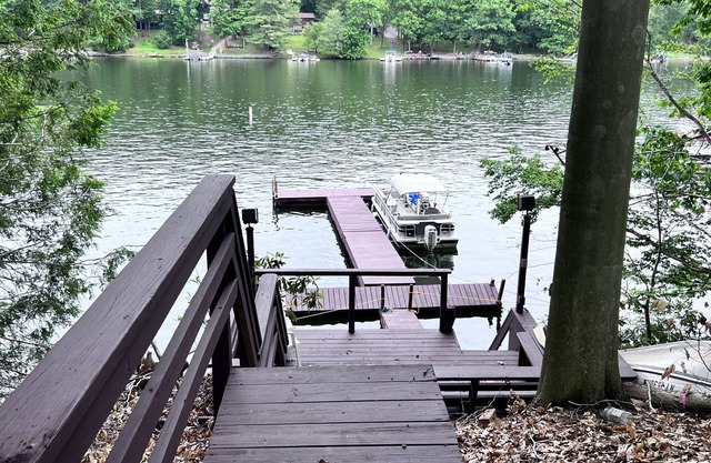 Lakefront at Lake Wallenpaupack with Private Dock 3bdr 2bath Hot Tub