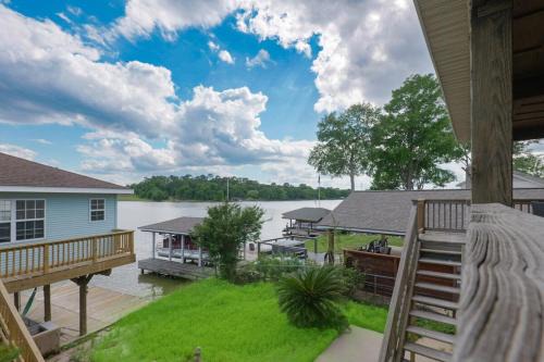 Lakefront Bliss Lakehouse Retreat