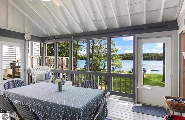 Lakefront Bliss: Spacious Home on Lake Ann perfect for Large Family 25 min to TC