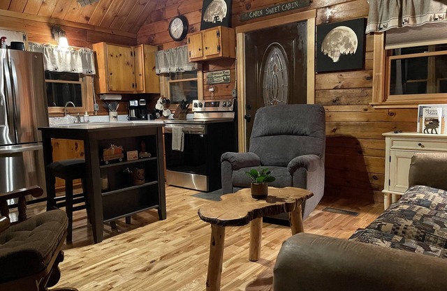 Lakefront Cabin/Hot Tub/Dock Lake Access/Ski Sugarloaf Mountain12mi/Trail Access