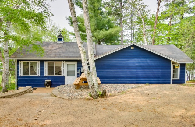 Lakefront Cabin w/Deck, Games, & Views!