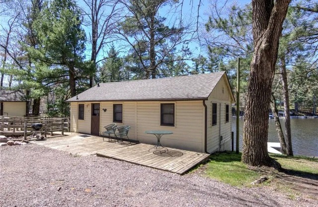 Lakefront Cabin w/Pontoon available!