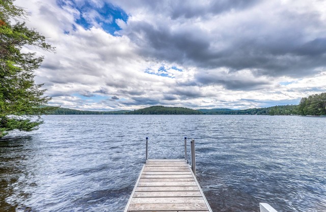 Lakefront cabin with beautiful views, lake and beach access