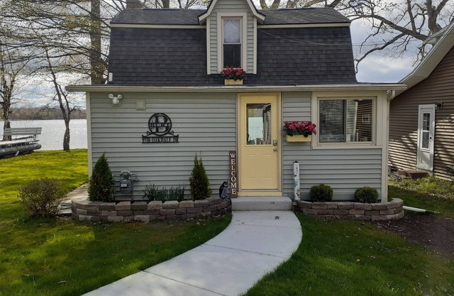 Lakefront cottage, close to E. Lansing. MSU, weddings, golf. Sleeps 2-4. Fish!