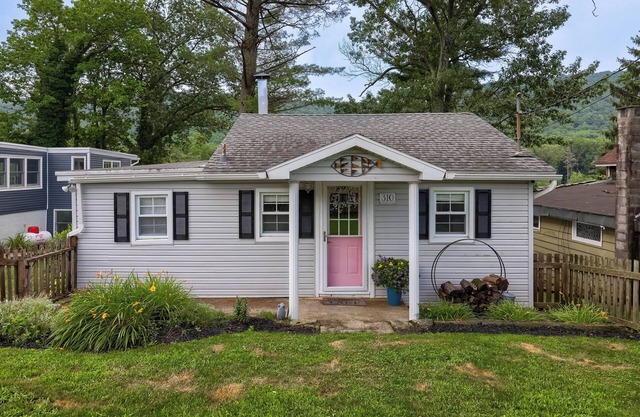 Lakefront Cottage on Moon Lake