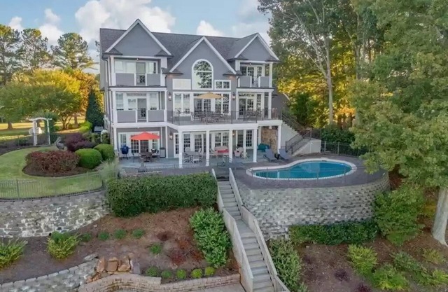 Lakefront, Cozy Charm & Pool. feat. basketball/volleyball, Dock, Kayaks, Firepit