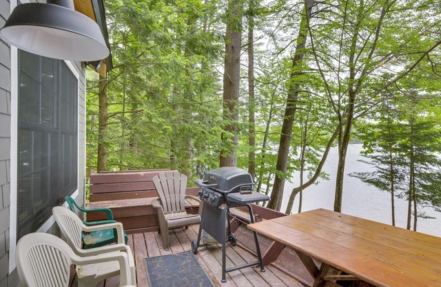 Lakefront Hartford Cabin w/Canoe & Boat Ramp
