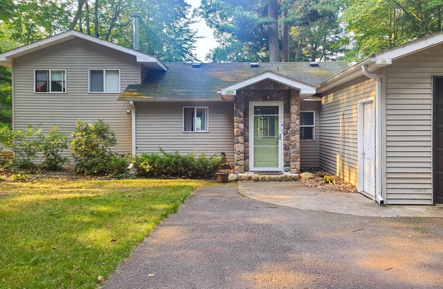 Lakefront home with large patio, fire pit, W/D & WIFI