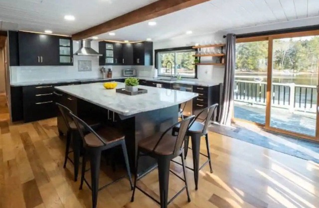 Lakefront ~ Hot Tub ~ Grill ~ Kayaks!