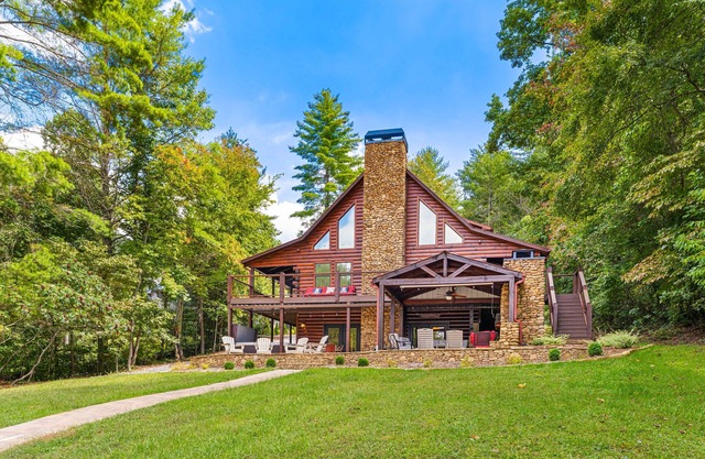 Lakefront house with dock, kayaks, grill, fireplaces, pool table, hot tub, & W/D