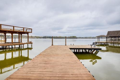 Lakefront Leesburg Home with Private Dock and Ramp!