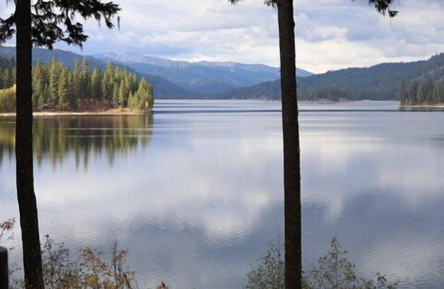 LAKEFRONT LOG CABIN WITH BEACH ACCESS AND BOAT SLIP