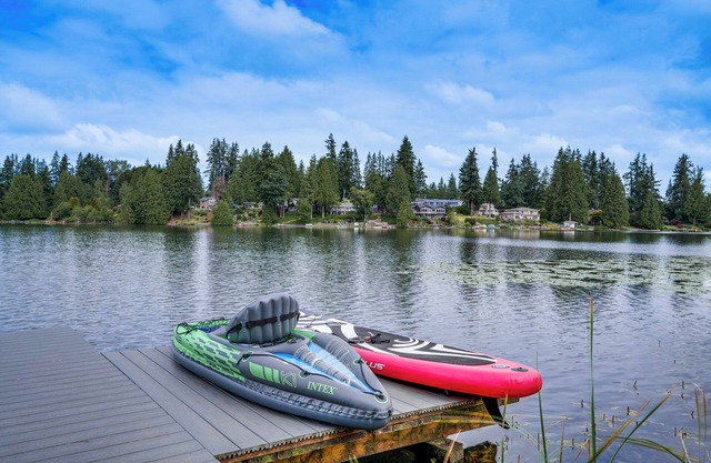 Lakefront Lynnwood Home w/Balconies & Shared Dock