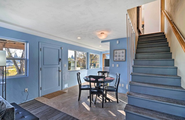 Lakefront Lynwood Home w/Deck - 19 Mi to Seattle!