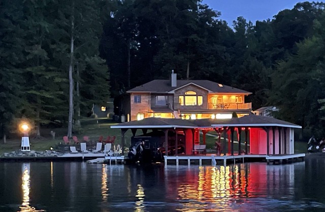 Lakefront memories waterfront with all the amenities including private beach