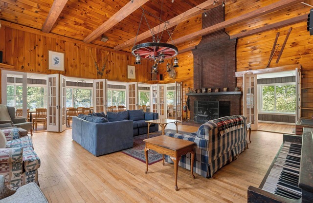 Lakefront, Near Sunday River, Steam Rm, Firepit, HUGE Kitchen, LG Fireplace
