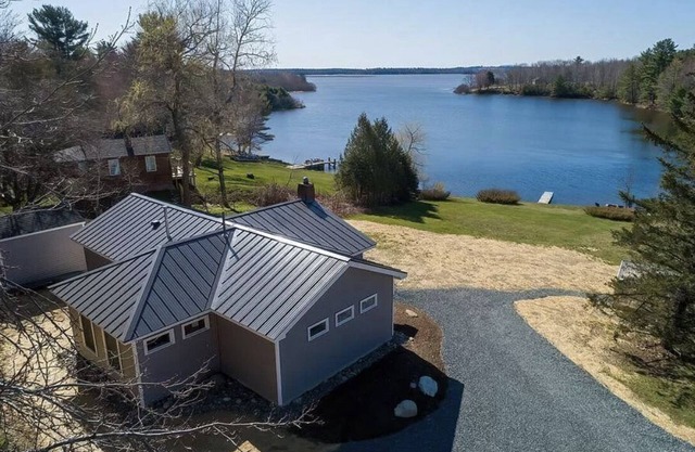Lakefront Newly Renovated 3 BedroomWith Easy Access to Acadia, MDI and Schoodic