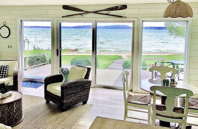 LAKEFRONT- On Big Platte Lake- COZY MODERN VINTAGE RETREAT