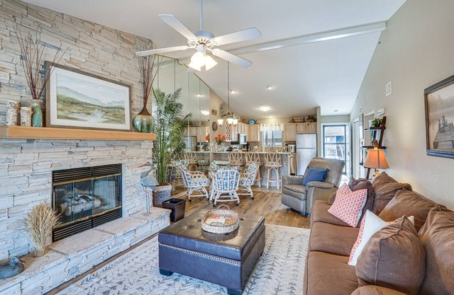 Lakefront Osage Beach Abode w/Grill & Pool Access