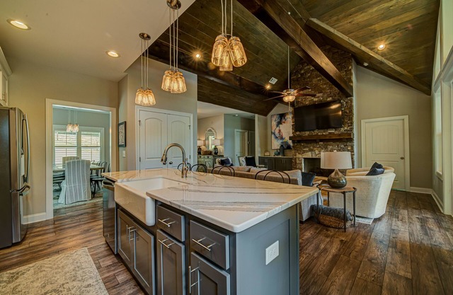 LAKEFRONT, Pontoon Boat, Fireplace & Firepit, Hot Tub, DOCK,