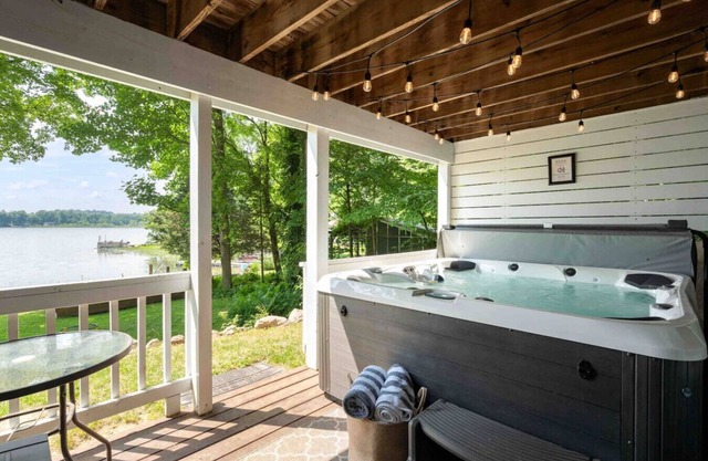 Lakefront, Private Lake, hot tub, Game Room & pets