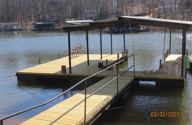 LAKEFRONT Retreat! Escape To Lake Hartwell in this lakeside cottage!