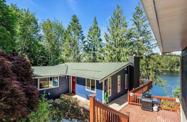 Lakefront Retreat for 6 with Stunning Views, Sauna