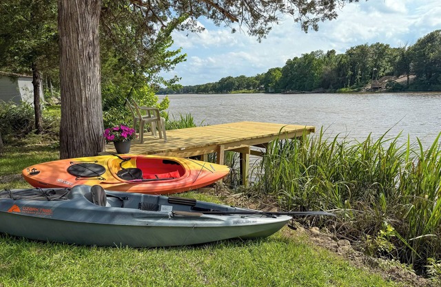 Lakefront Retreat w/Patio in Fort Towson!