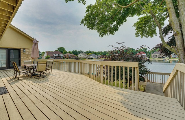 Lakefront Shelby Twp Getaway w/Swim Pond!
