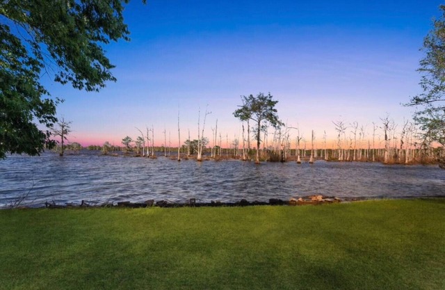 Lakefront small town getaway!