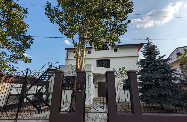 Lakefront Suite in Bucharest with Terrace, Free Parking and Netflix