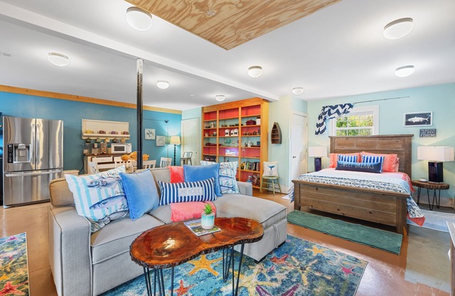 Lakefront, Swim, Fish, Kayak, fire pit, star gazing, pet friendly. All on site!