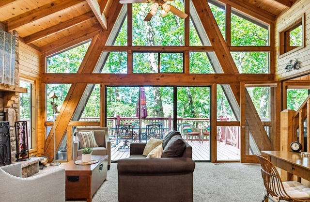 Lakefront Timberline Chalet