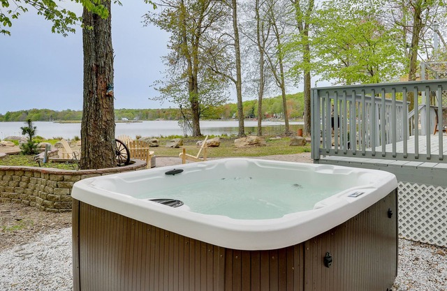 Lakefront Tobyhanna Cottage w/ Private Hot Tub!