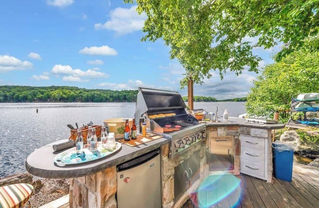 Lakefront + Views + 5 Bdrm + Kayaks + Out. Kitchen