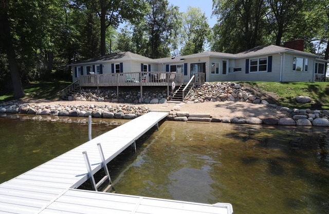 Lakefront Walkout Cottage, Beach, Dock, Kayaks, Sunsets on Pine Lake! 🐚🐟