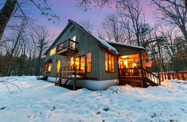 Lakehouse in the Woods- 2 Hours from NYC- 5 bedroom- 4,300 sq ft Newly Renovated