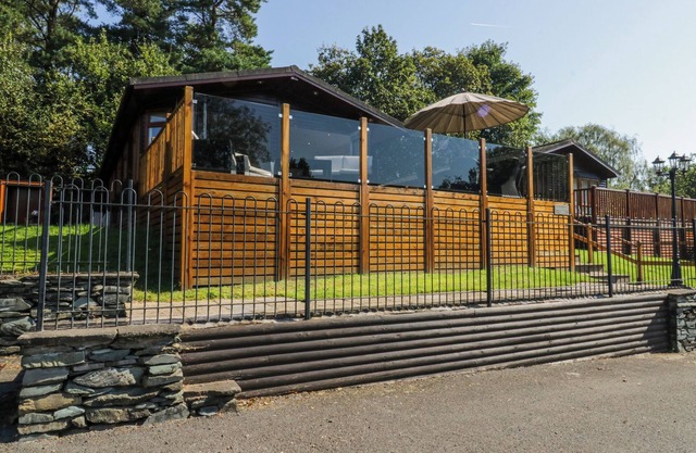 LAKELAND VIEW, pet friendly, with a garden in Windermere