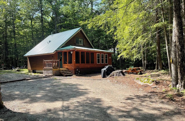Lakes & Mountain Experience! 4 Seasons Getaway - 3 Bed 1.5 Bath Cozy Cabin