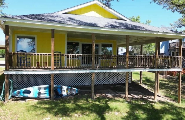 Lakeshore Escapes, on Canyon Lake waterfront