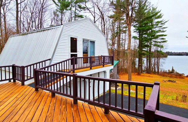 Lakeshore Retreat- Walk to town*Snowmobile Access