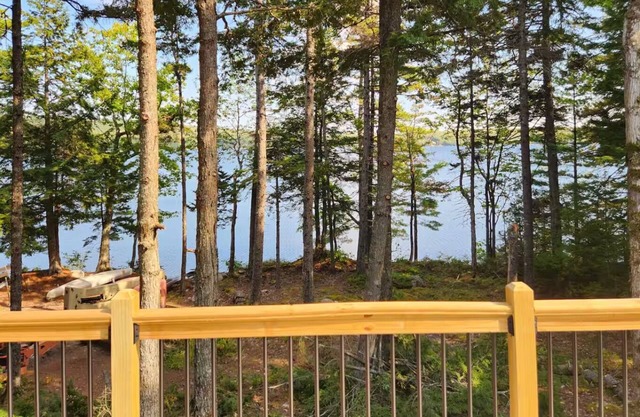 Lakeside 2-bedroom house in Sullivan with WiFi and AC.