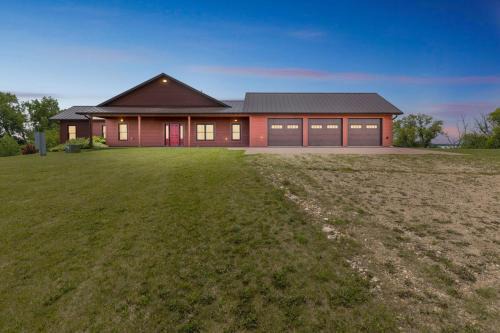 Lakeside 4BR Retreat Private, Peaceful & Scenic villa