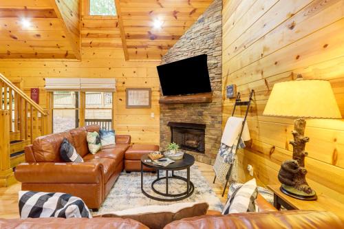 Lakeside Cabin Game Room, Dock, Orchard, Wineries