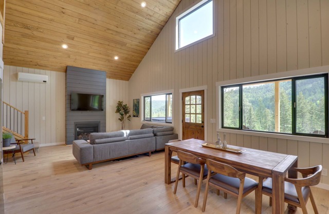 Lakeside Cabin w/Hot Tub: 3 Mi to Flathead Lake!