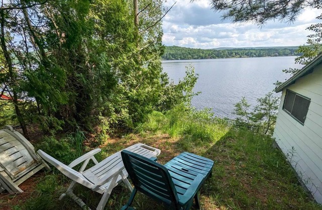 Lakeside cottage in Eastern Townships