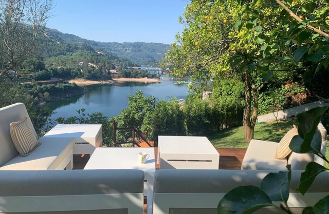 Lakeside cottage with fireplace, views and terraced gardens