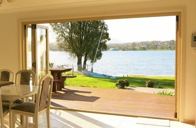Lakeside Cottage Primbee - Absolute Waterfront Position